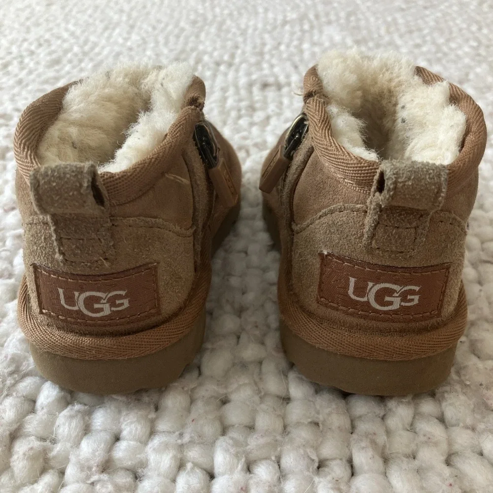 UGG Todder Low Boots Size 7 Fuzzy Warm Cute‎